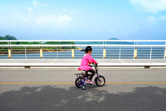 小女孩骑自行车