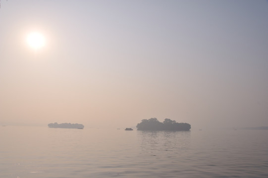 雾霾西湖的早晨