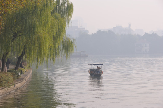 西湖 游船 早晨 雾霾 堤岸