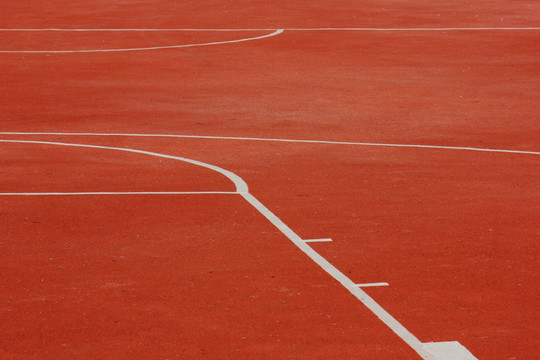 红色塑胶篮球场上的白线