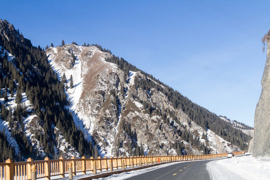 冬季雪山 公路