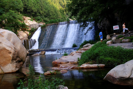 山水河道 水坝