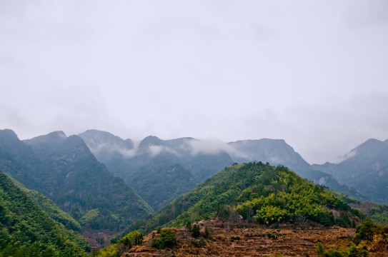 云雾缭绕的山峰