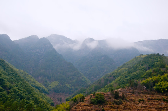 云雾缭绕的山峰