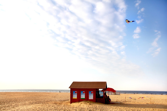 海边的木屋和风筝