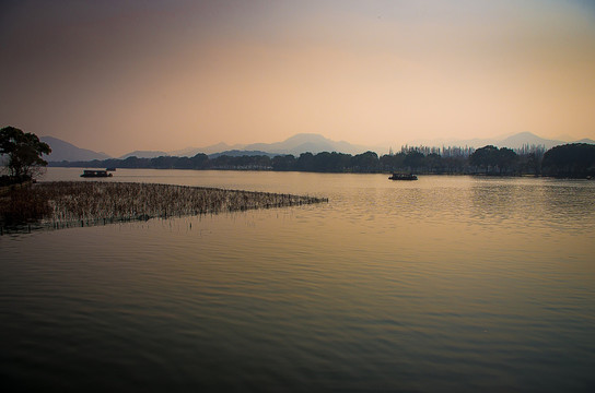 黄昏西湖