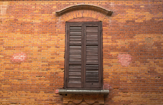 红砖墙上的木窗户