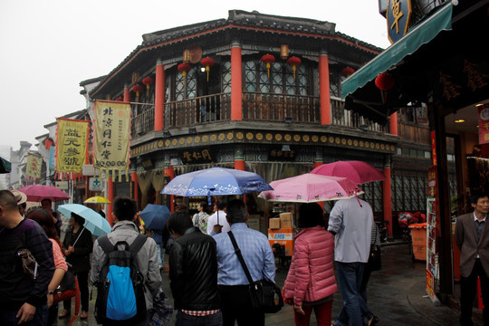 春雨中的清河坊茶市