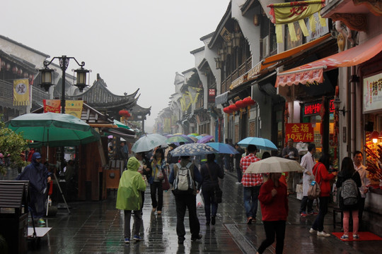 春雨中的清河坊茶市