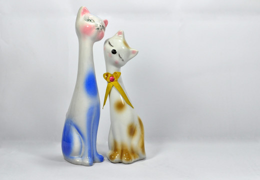 两只陶瓷小猫