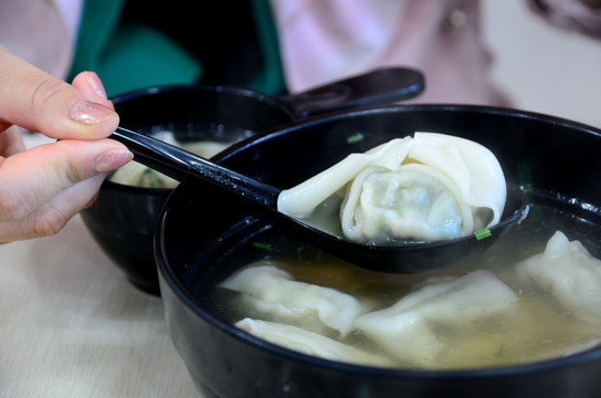 大碗馄饨