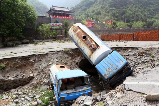 道路塌陷