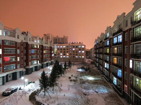 居民小区下雪的夜晚