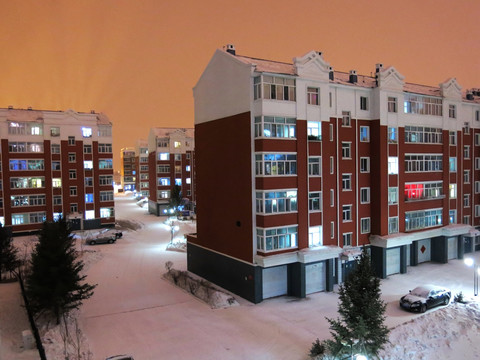 居民小区下雪的夜晚