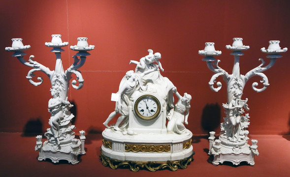 法国白瓷配蜡台座钟
