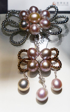 粉色珍珠花朵型胸针