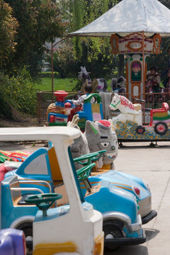 苏州广场上的儿童玩具车与木马