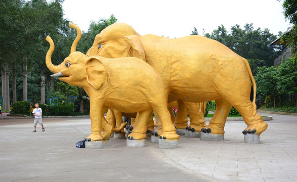 动物园里的大象雕塑