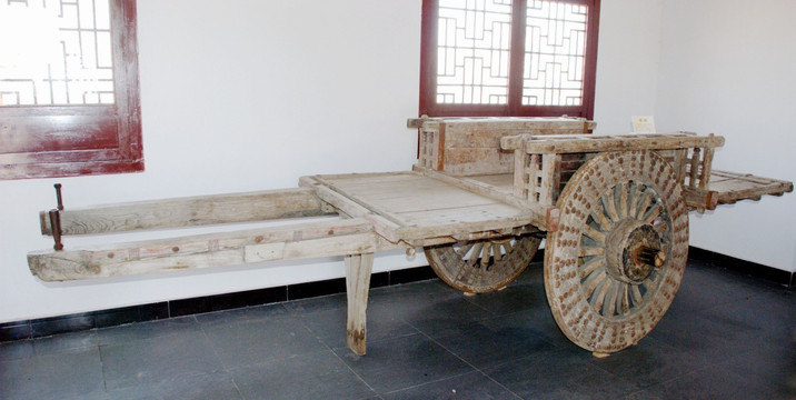 鲁南民俗博物馆里的平板车