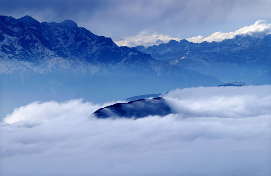 云海雪山