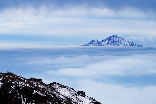 牛背山云海雪山