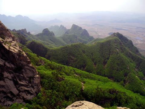 绿满山间