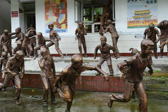 彭州白鹿镇地震情景雕塑