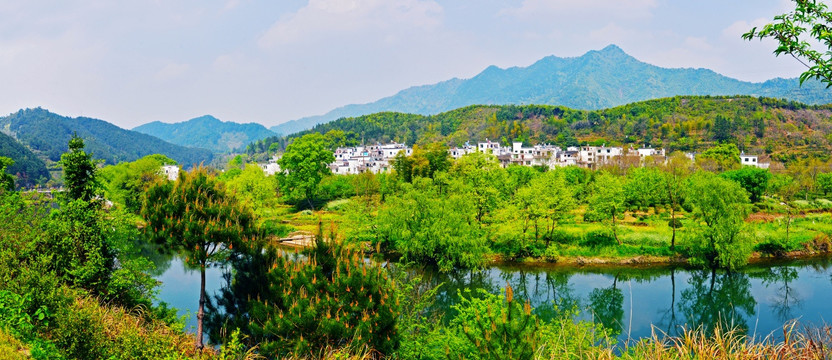 婺源湖村河岸山水全景