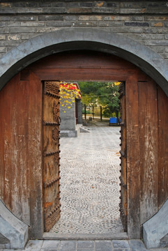 北京元土城遗址月亮门