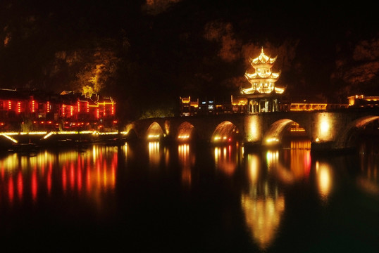 贵州镇远古镇祝圣桥夜景