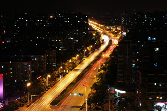 城市夜晚的道路