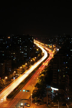 城市夜晚的道路