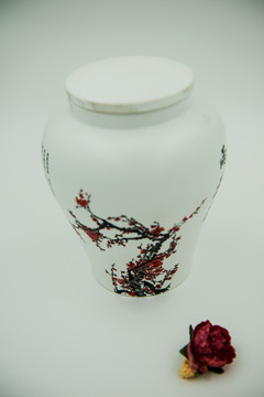 梅花瓷罐