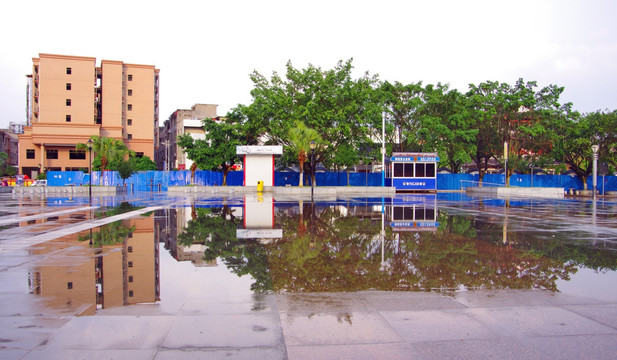 楼房 倒影 雨后广场