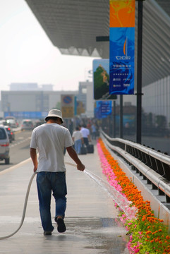 深圳宝安机场绿化工人