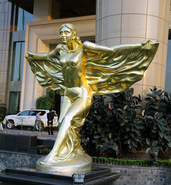 金色雕塑