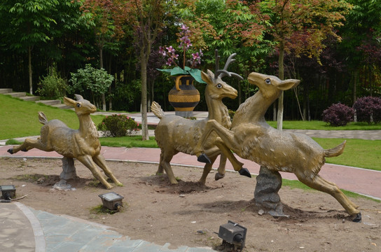 梅花鹿 鹿群雕塑