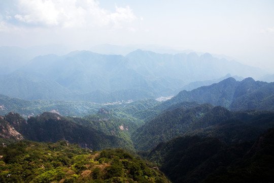 群山环抱