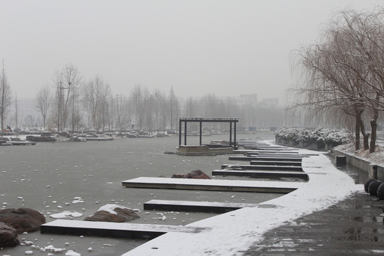 郑州大学眉湖雪景