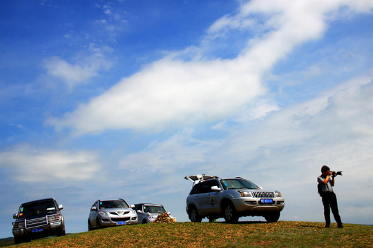 草原上的越野车 摄影人 天空