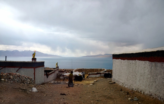 当惹雍错旁的藏族村庄