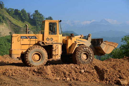 山区建设工地挖掘机