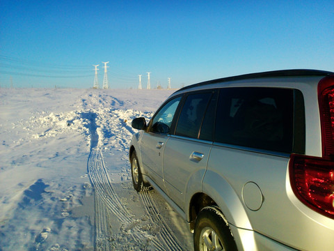 雪原越野车 冬季