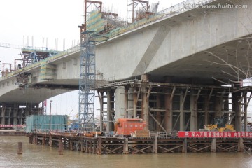 正在施工的哈齐大桥