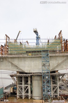 松花江上的路桥建设