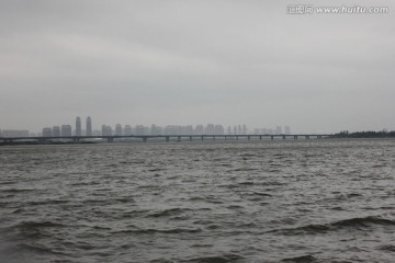 斜风细雨中的松花江上