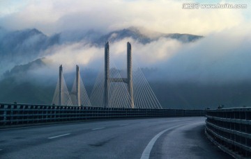 晨雾中的果子沟大桥