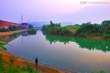 夕阳 河 老人