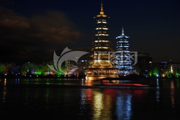 杉湖景区双塔夜景