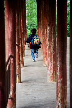 宜宾龙华古镇 凉桥上跑动的小孩